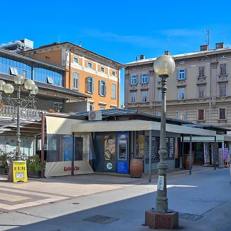 Collins Emerald Center Appartamento