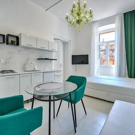 Collins Emerald Center Pola