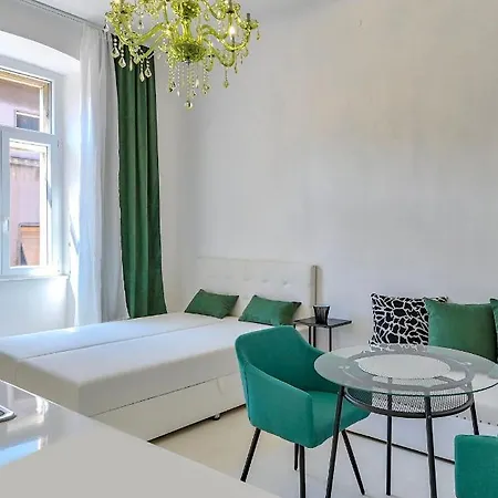 Collins Emerald Center Apartman