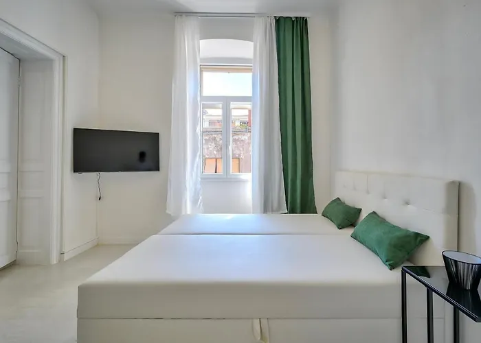 Collins Emerald Center Apartment *