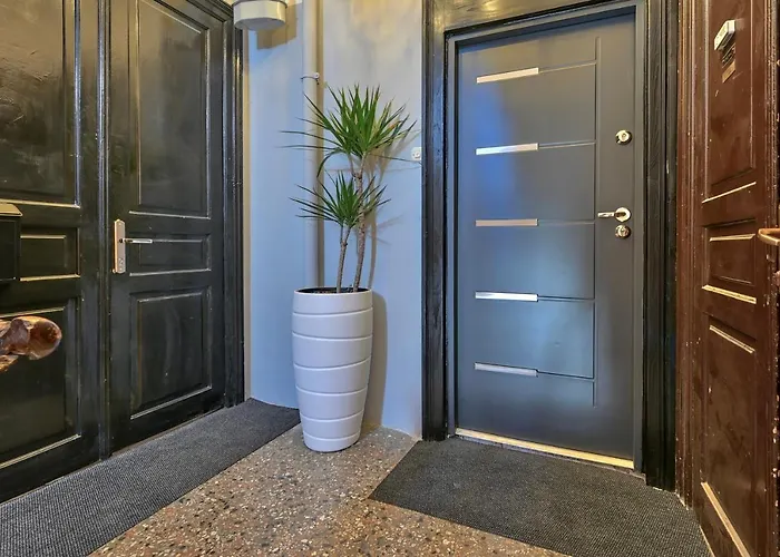 Collins Emerald Center Apartment *