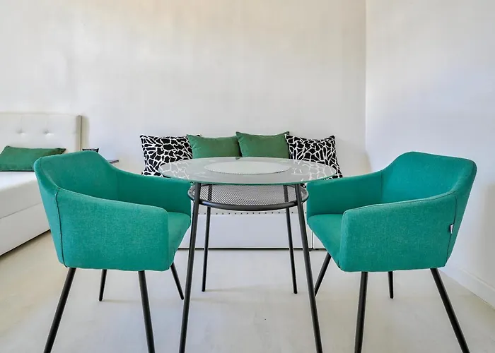 Collins Emerald Center Apartment *