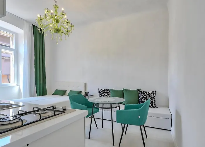 Collins Emerald Center Apartment *