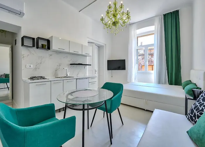 Collins Emerald Center بولا