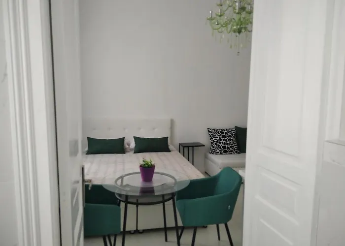 Collins Emerald Center Apartment *