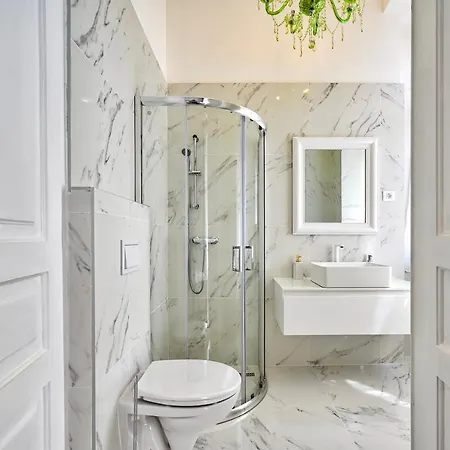 Appartamento Collins Emerald Center *