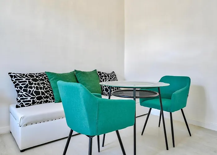 Collins Emerald Center 普拉