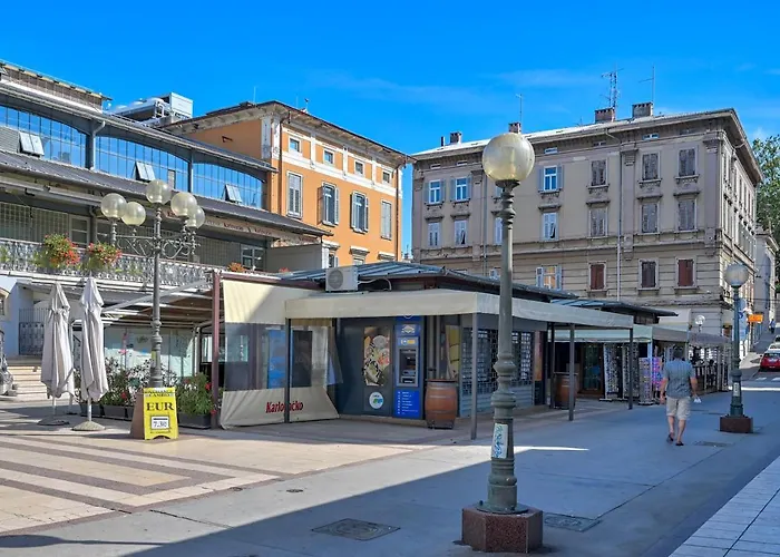 Collins Emerald Center 公寓