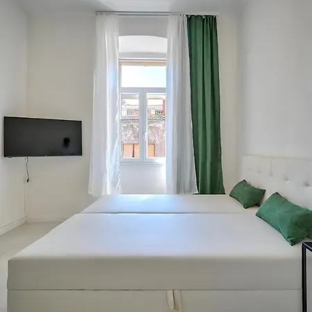 Collins Emerald Center Apartman *