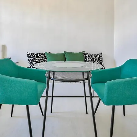 Collins Emerald Center Apartman *