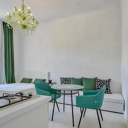 Collins Emerald Center Apartman *