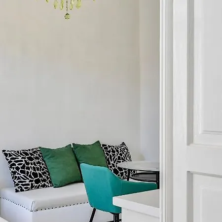 Apartman Collins Emerald Center *